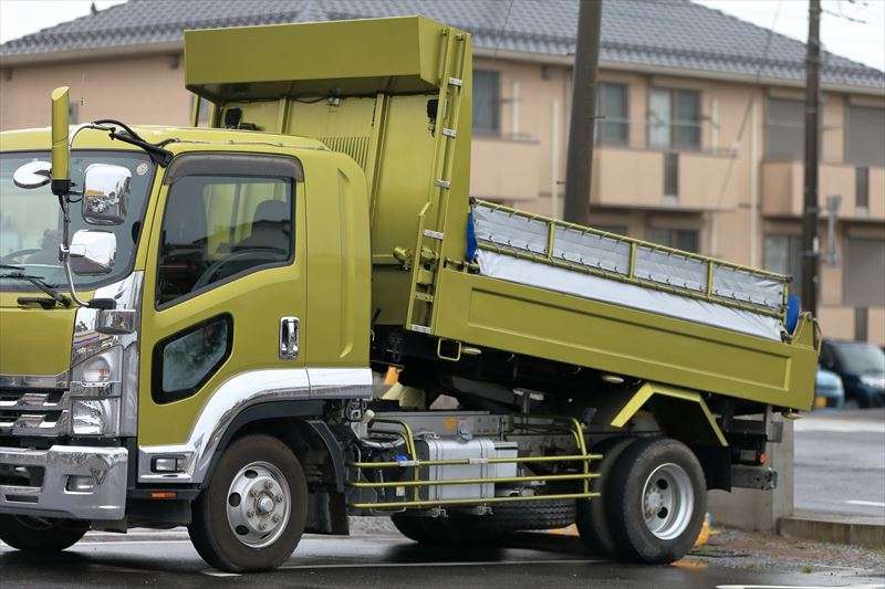 ダンプカーの運転に資格は必要？